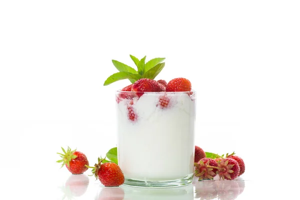 甜自制酸奶与新鲜成熟的草莓 — 图库照片