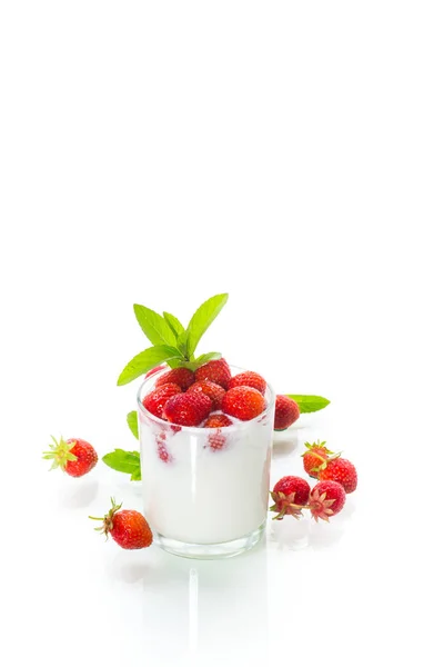 Γλυκό σπιτικό γιαούρτι με φρέσκες ώριμες φράουλες — Φωτογραφία Αρχείου