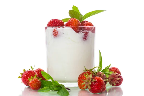 Słodki domowy jogurt ze świeżo dojrzałymi truskawkami — Zdjęcie stockowe