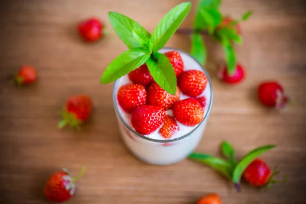 Солодкий домашній йогурт зі свіжою стиглою полуницею — стокове фото