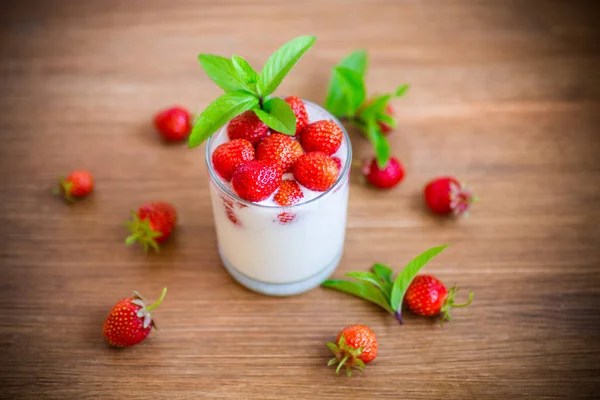 Yogurt casero dulce con fresas frescas maduras — Foto de Stock