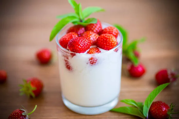 Słodki domowy jogurt ze świeżo dojrzałymi truskawkami — Zdjęcie stockowe