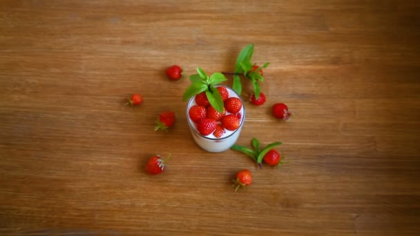 Zoete zelfgemaakte yoghurt met verse rijpe aardbeien — Stockvideo