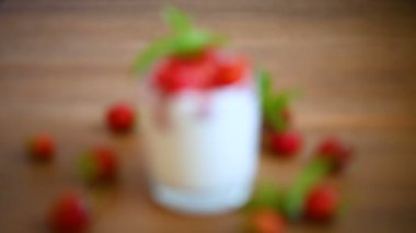 taze olgun çilek ile tatlı ev yapımı yoğurt