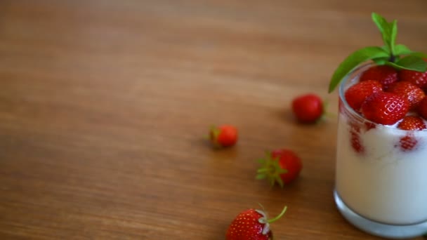 甜自制酸奶与新鲜成熟的草莓 — 图库视频影像