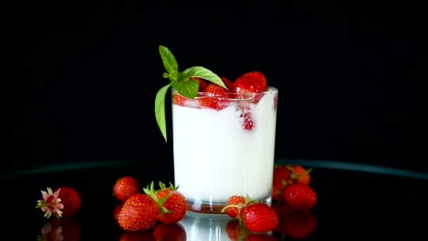 Yaourt maison sucré aux fraises fraîches et mûres — Video