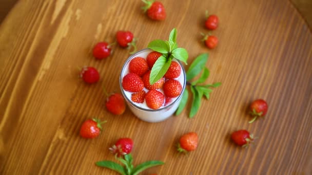 Yogurt casero dulce con fresas frescas maduras — Vídeo de stock