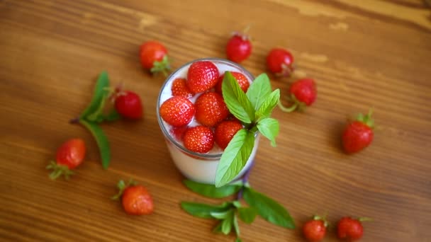 Zoete zelfgemaakte yoghurt met verse rijpe aardbeien — Stockvideo