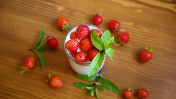 Yogurt casero dulce con fresas frescas maduras — Vídeos de Stock