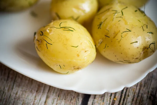 Gotowane młode ziemniaki z masłem i koperkiem w płytce — Zdjęcie stockowe