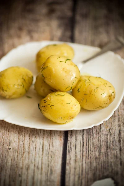 Gekookte jonge aardappel met boter en dille in een bord — Stockfoto