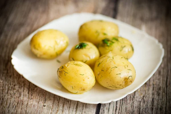 Gekochte junge Kartoffeln mit Butter und Dill in einem Teller — Stockfoto