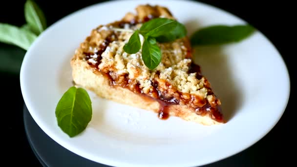 La torta dulce con la confitura de frutas en el plato al negro — Vídeos de Stock