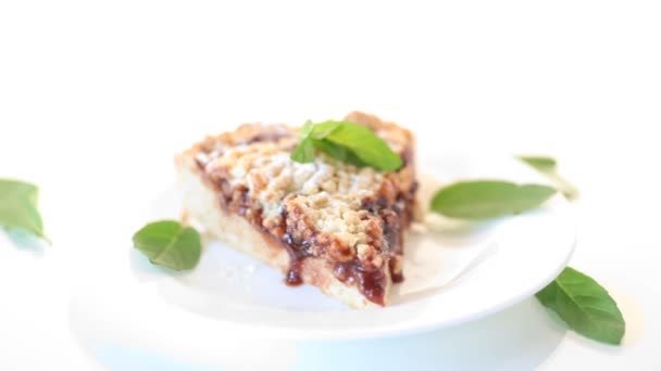 La torta dulce con la confitura de frutas en el plato sobre blanco — Vídeos de Stock