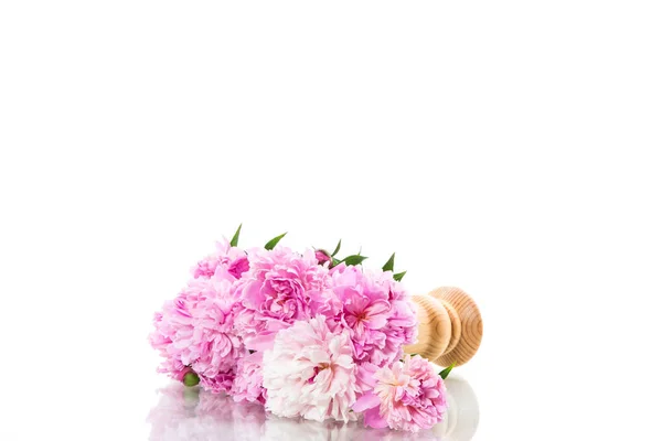 Ramo de peonías en flor sobre fondo blanco — Foto de Stock