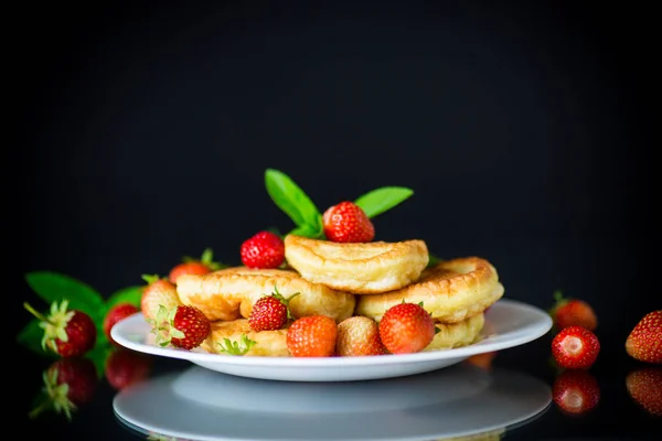 Friterte søte pannekaker med modne jordbær i tallerkenen – stockfoto