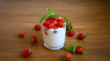 taze olgun çilek ile tatlı ev yapımı yoğurt