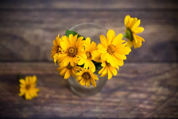 Kytice nádherných kvetoucích sedmikráků na dřevěném stole — Stock fotografie