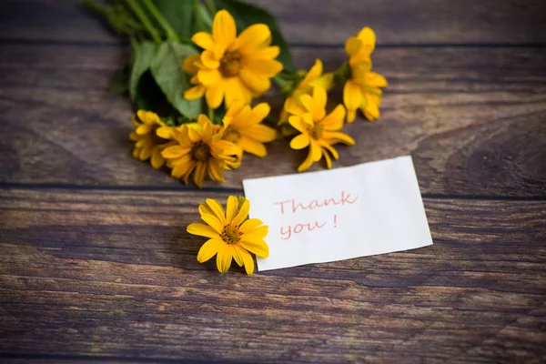 Bukett av vackra blommande prästkragar på ett träbord — Stockfoto