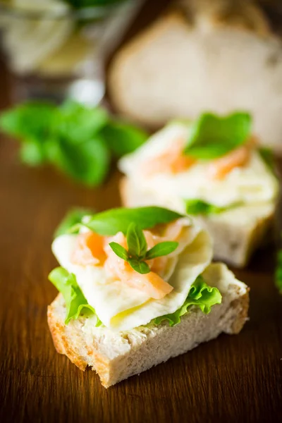 Sajtos szendvics, salátalevél és vörös hal a fából készült — Stock Fotó