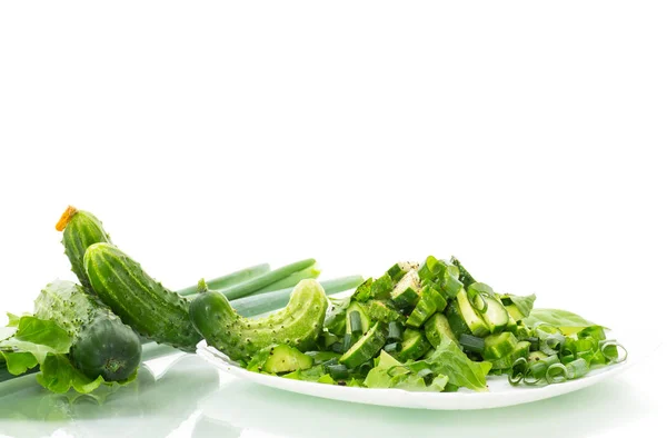 Salade fraîche de concombres et de légumes dans une assiette isolée sur blanc — Photo