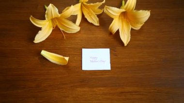 ahşap bir üzerinde sarı zambak yaz çiçek açan çiçekler