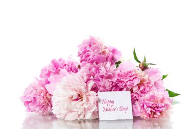 Beyaz arka plan üzerinde çiçek açan peonies buket