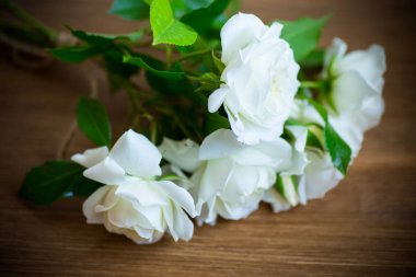 Masada güzel beyaz güller var.