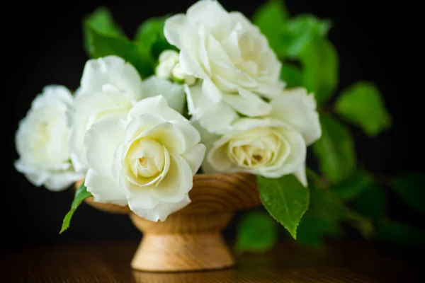 Bukiet pięknych białych róż w wazonie — Zdjęcie stockowe