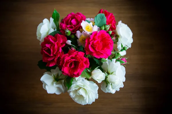 Buquê de belas rosas vermelhas e brancas em uma madeira — Fotografia de Stock