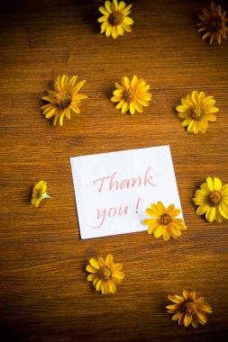 bir ahşap üzerinde sarı büyük papatyalar buketi