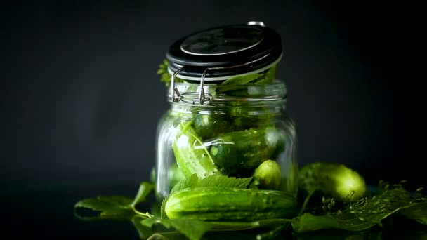 Concombres et épices avec des herbes pour la mise en conserve dans un pot — Video