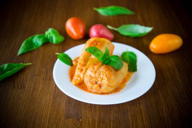 bir plaka et ve sebze sosu ile biber doldurulmuş