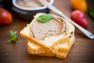 ev yapımı tavuk karaciğer pate closeup sandviçle