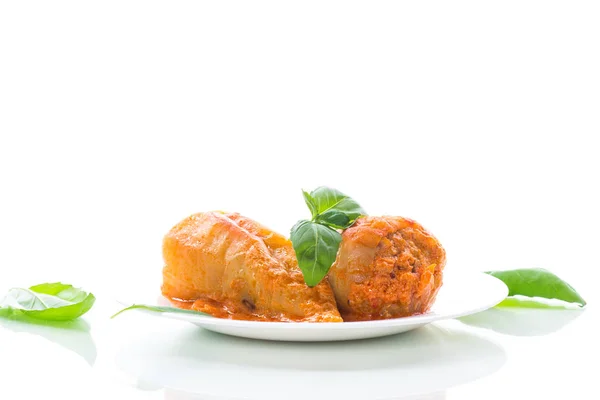 Фаршированный перец с мясным и овощным соусом в тарелке — стоковое фото