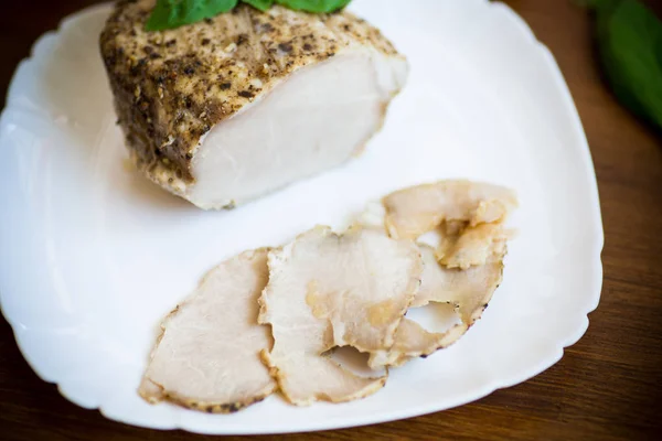 Домашнее запеченное мясо со специями в тарелке — стоковое фото