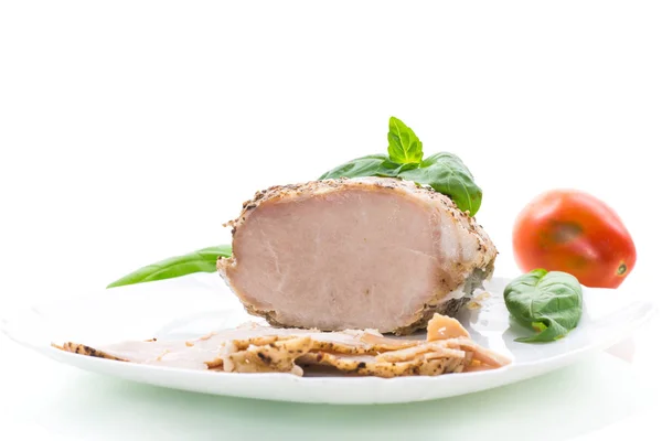 Házi készítésű sült hús fűszerekkel egy tányéron — Stock Fotó
