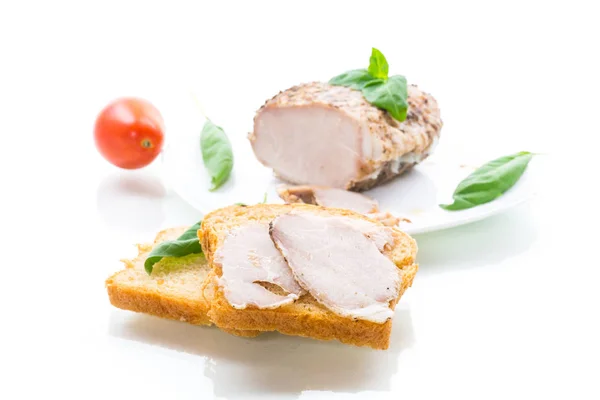 Sandwich met zelfgebakken vlees geïsoleerd op wit — Stockfoto