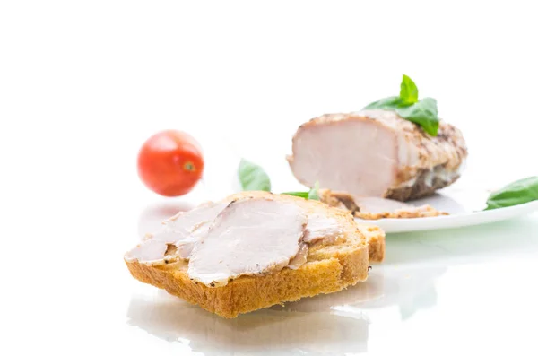 Kanapka z domowym wypiekanymi mięsem na białym — Zdjęcie stockowe