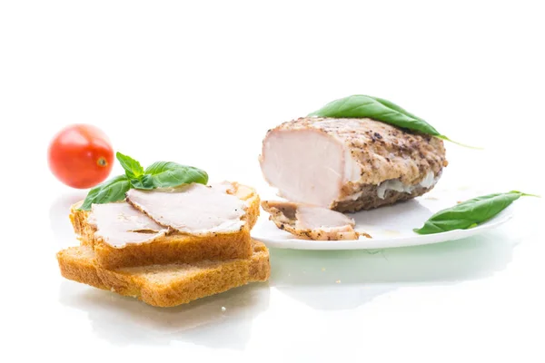 Sandwich mit selbst gebackenem Fleisch isoliert auf weiß — Stockfoto