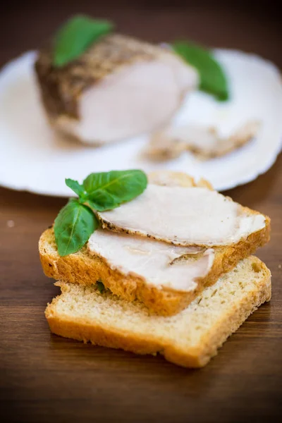 Sandwich mit selbst gebackenem Fleisch in einem Teller auf einem Holztisch — Stockfoto