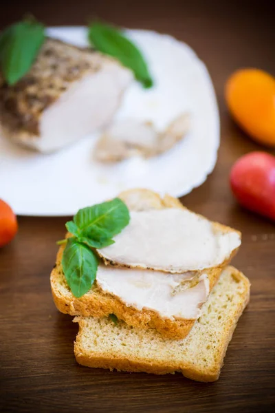 Sandwich mit selbst gebackenem Fleisch in einem Teller auf einem Holztisch — Stockfoto