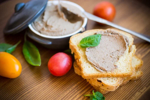 Бутерброди з домашньою курячою печінкою крупним планом — стокове фото