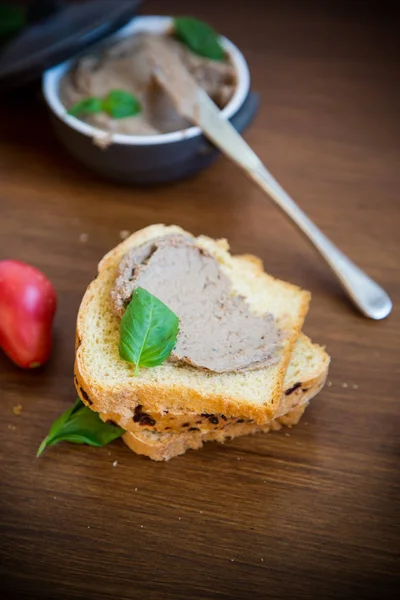 Sanduíches com caseiro frango fígado pato closeup — Fotografia de Stock