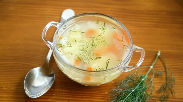 Куриный суп с лапшой и морковью в белой миске . — стоковое видео