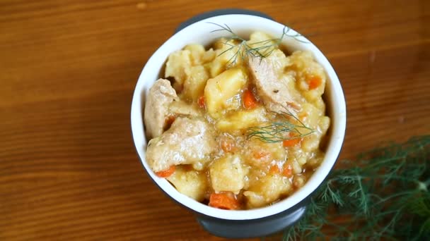 Stewed potatoes with vegetables, cabbage and meat in a bowl — Stock Video