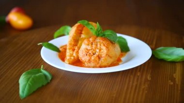 bir plaka et ve sebze sosu ile biber doldurulmuş