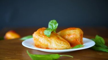 bir plaka et ve sebze sosu ile biber doldurulmuş