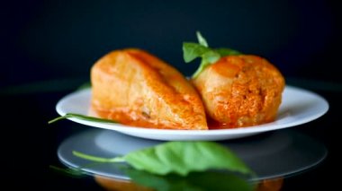 bir plaka et ve sebze sosu ile biber doldurulmuş