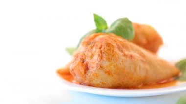 bir plaka et ve sebze sosu ile biber doldurulmuş